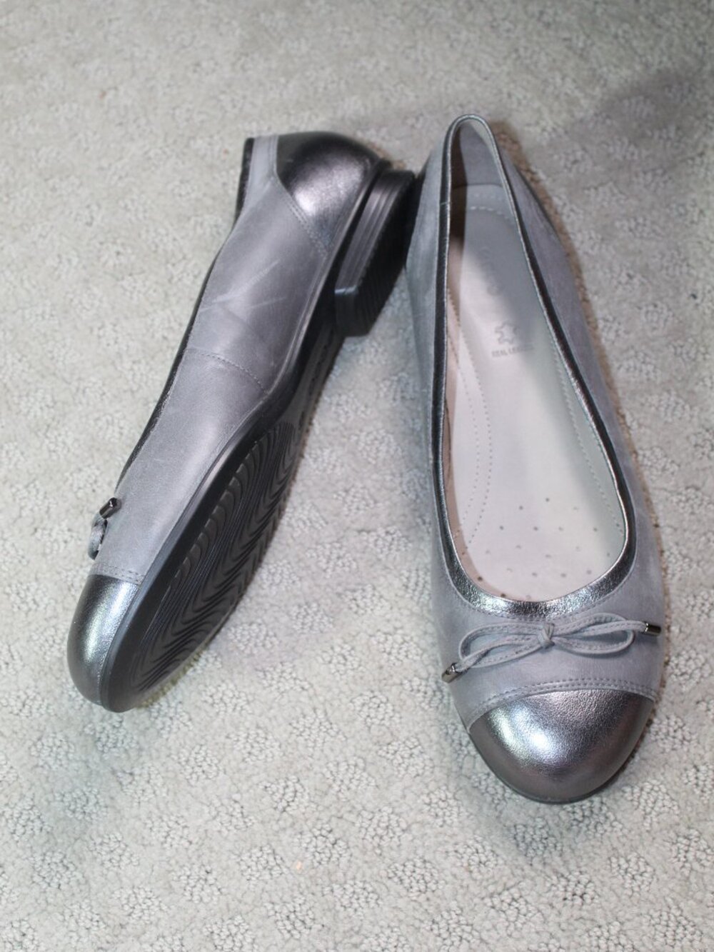 Ecco Size 11.5 / 42 Grey Leather Round Toe Ballet-style Flats